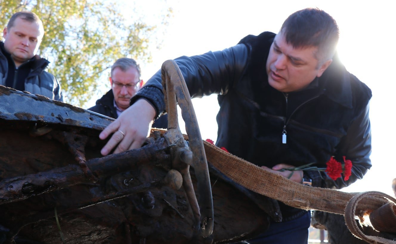 Дмитрий Василенко принял участие в экспедиции в поселок Кобона Кировского района. Здесь состоялась торжественная церемония подъема со дна Ладожского озера автомобиля времен Великой Отечественной войны