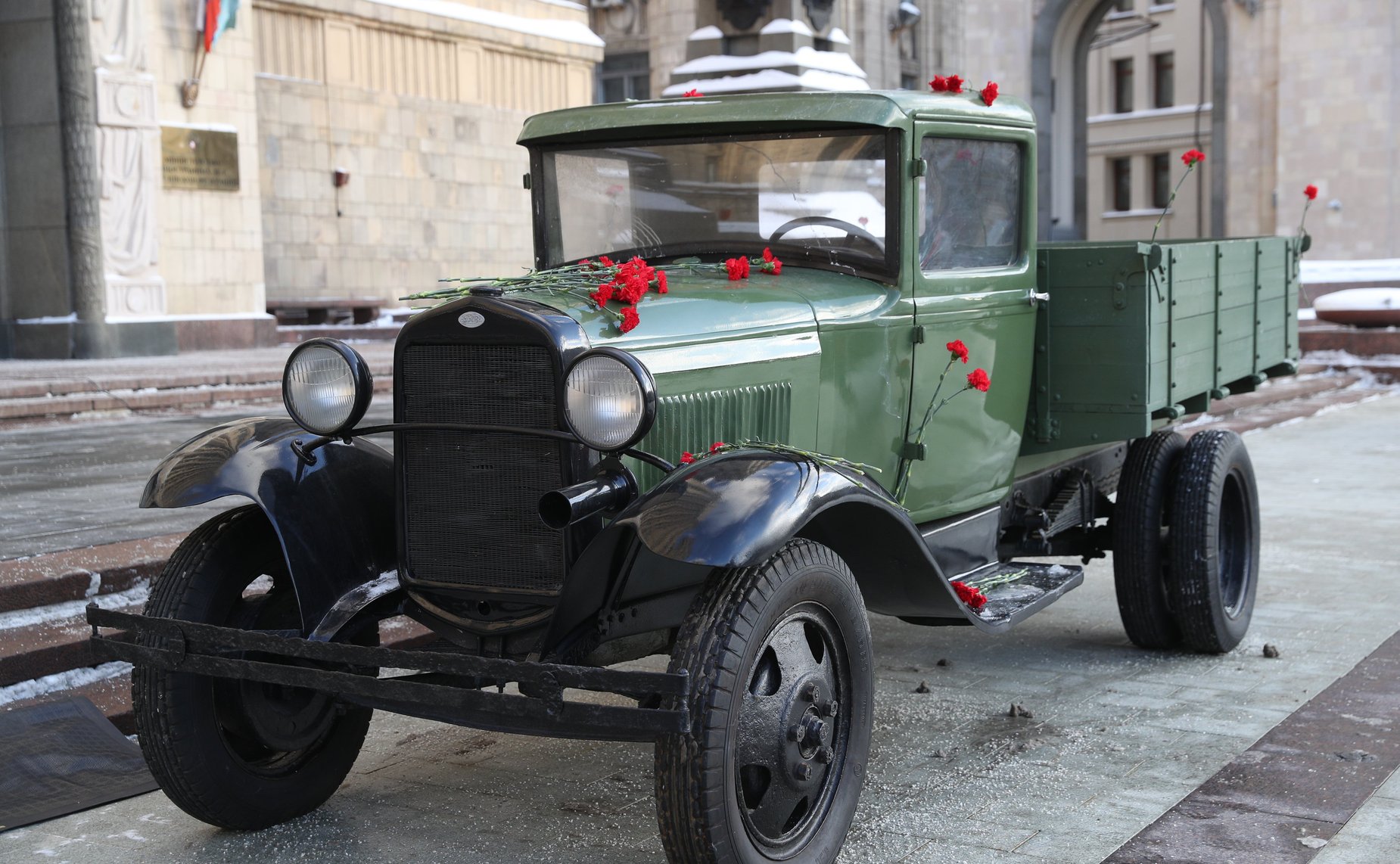 Сенаторы приняли участие в церемонии возложения цветов к «Полуторке» (ГАЗ АА)