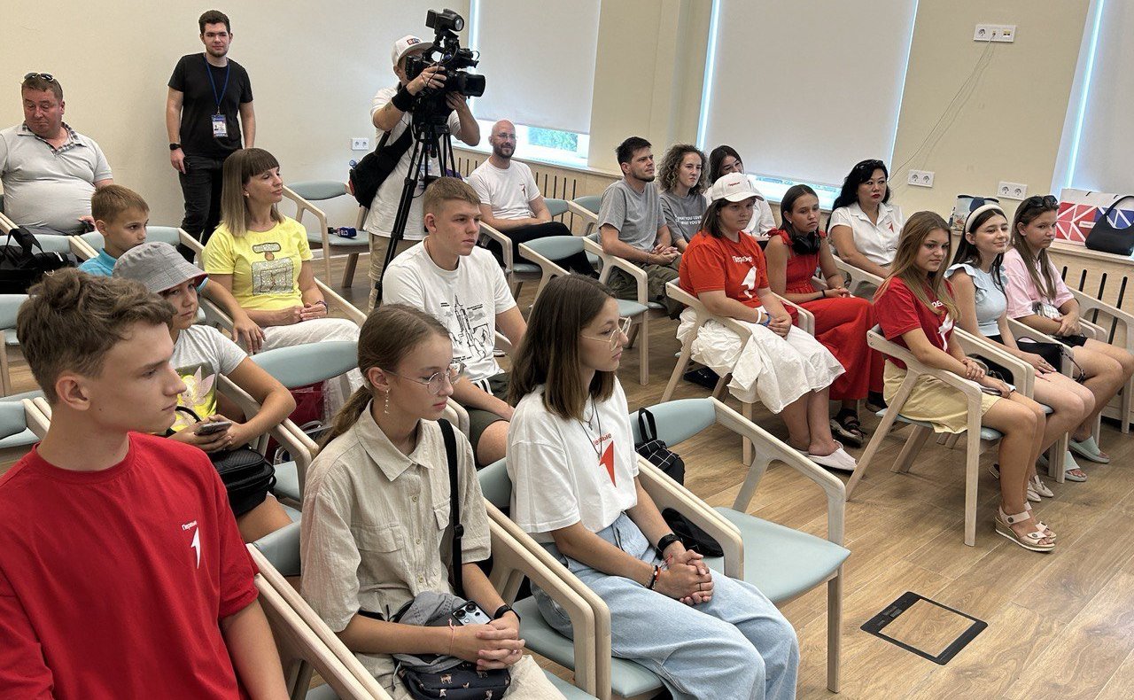 Екатерина Алтабаева вместе с Героем России, участником специальной военной операции Романом Кулаковым встретилась с севастопольскими школьниками — участниками «Движения первых»