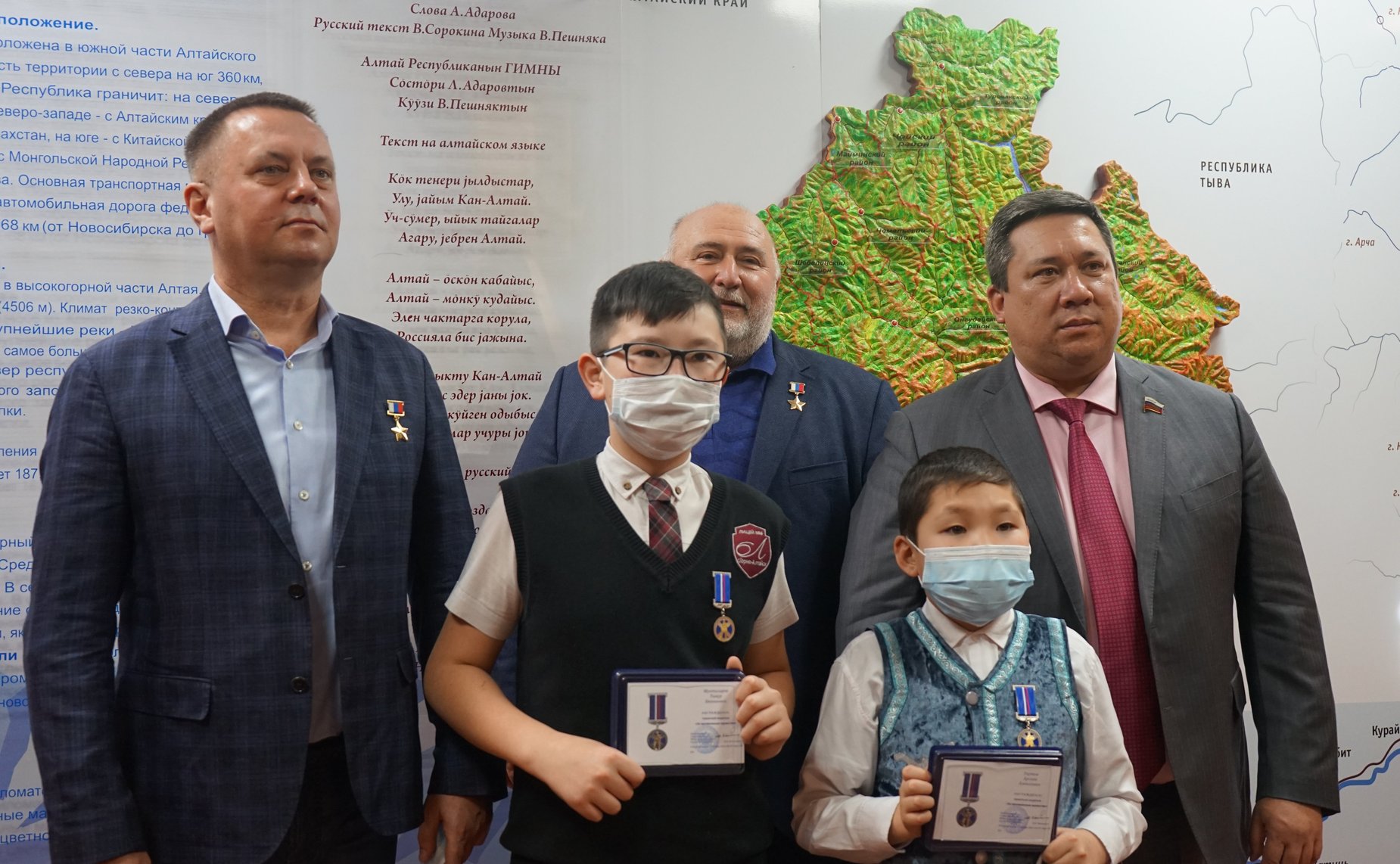 Владимир Полетаев вручил ребятам из Республики Алтай медали Совета Федерации «За проявленное мужество»