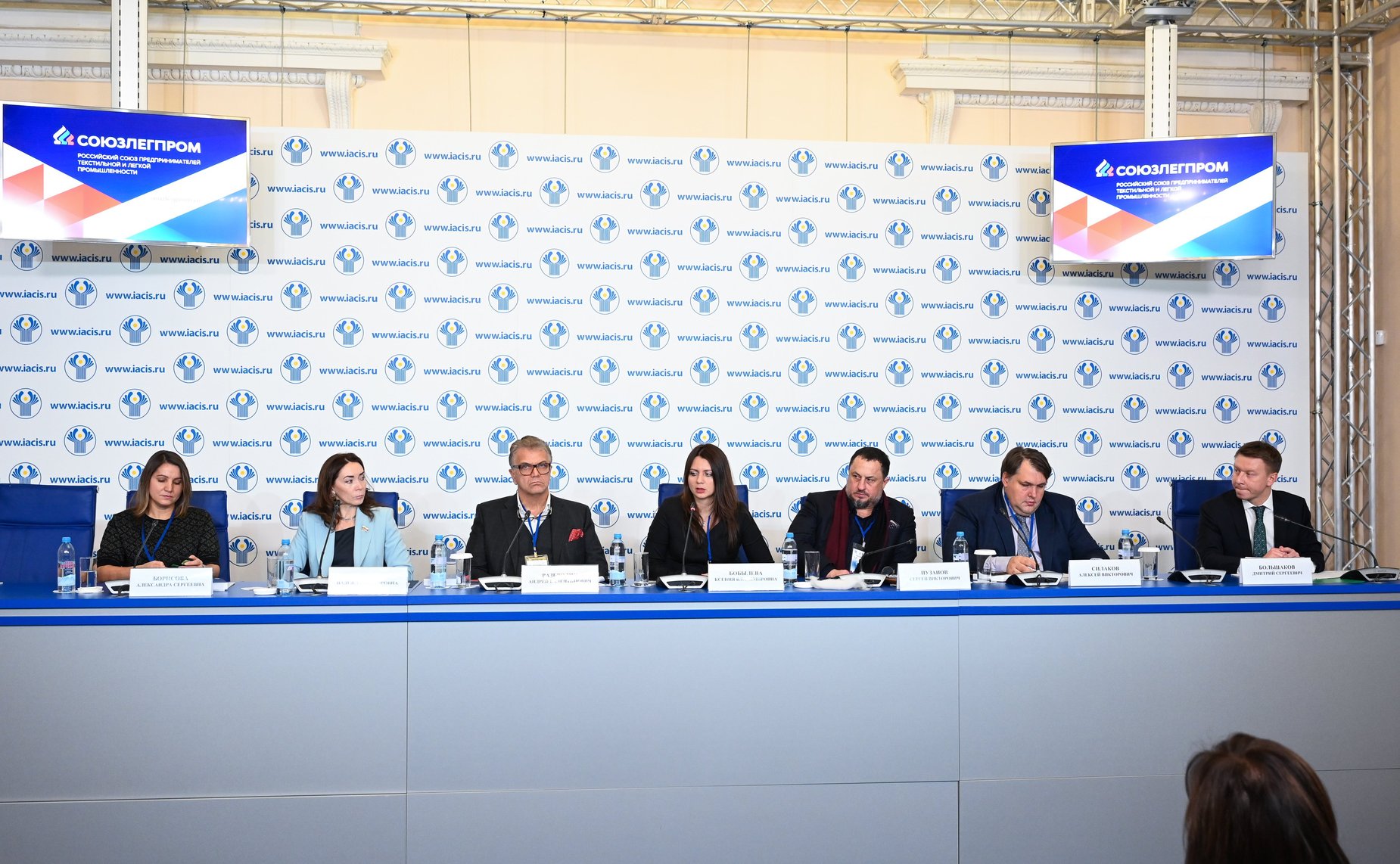 Круглый стол «Устойчивое развитие отрасли через переработку шерсти». III международный форум «Содружество моды»