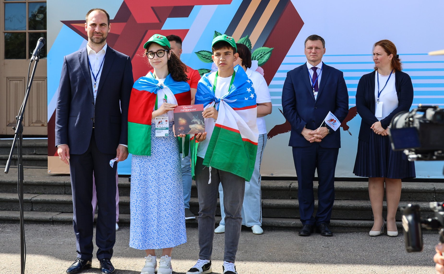 Участники культурно-образовательного проекта «Поезд Памяти» посещают город Санкт-Петербург