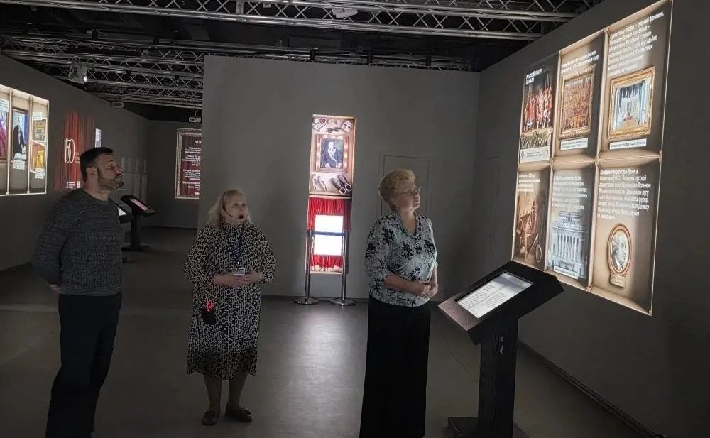 Ольга Бас в ходе поездки в регион посетила выставку «150 артистов. Союз театральных деятелей»