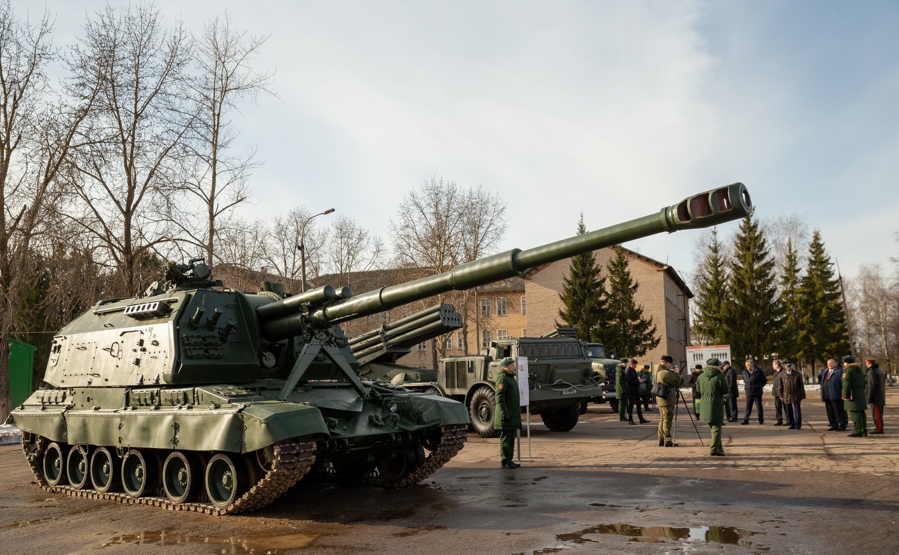 Встреча воинов гвардейского самоходного артиллерийского Симферопольского Краснознамённого орденов Суворова, Кутузова и Александра Невского полка с делегацией крымских шефов