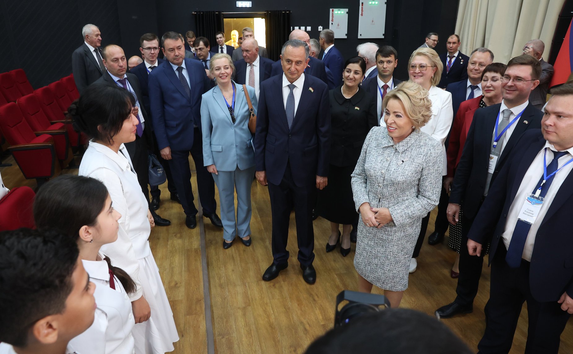 В Душанбе Валентина Матвиенко посетила школу имени Ю.А. Гагарина, пообщалась с учителями и учащимися и наградила лучших педагогов