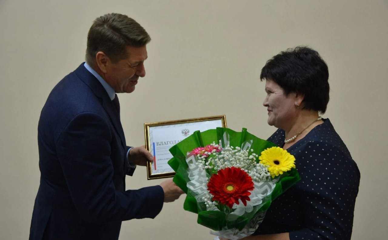 Андрей Шевченко осмотрел открытую после ремонта среднюю общеобразовательную школу села Путятино и вручил благодарственные письма педагогам