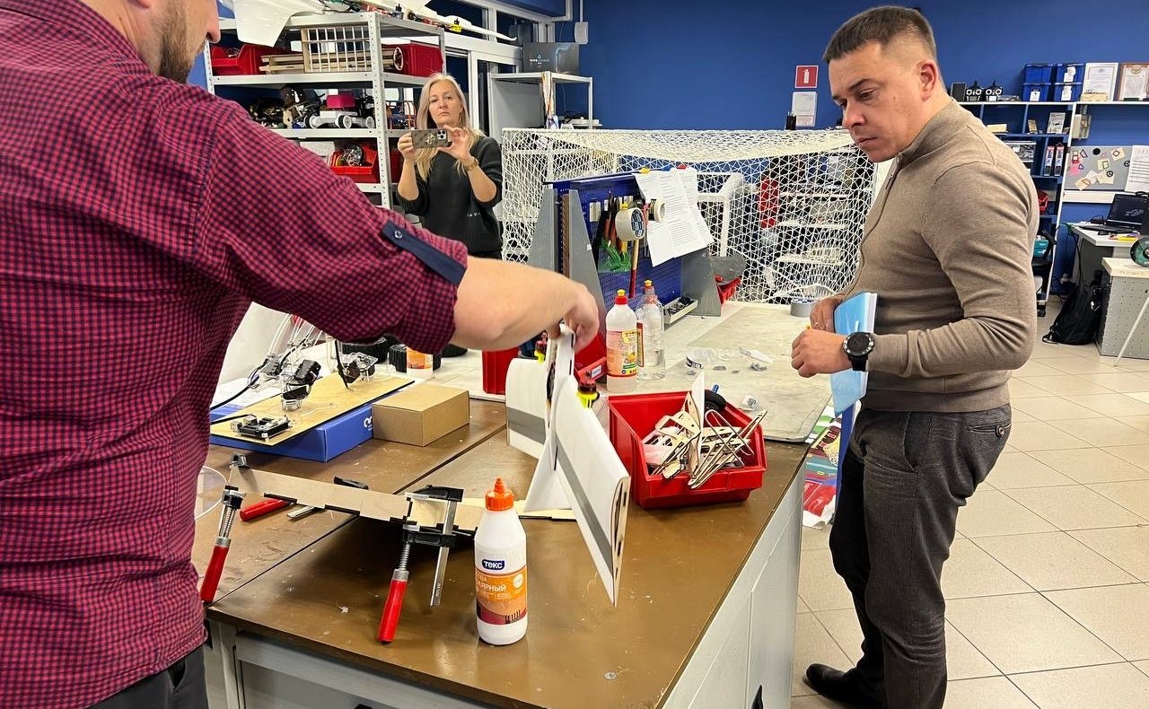 Айрат Гибатдинов посетил фабрику в Заволжском районе Ульяновской области, которая специализируется на деревообработке