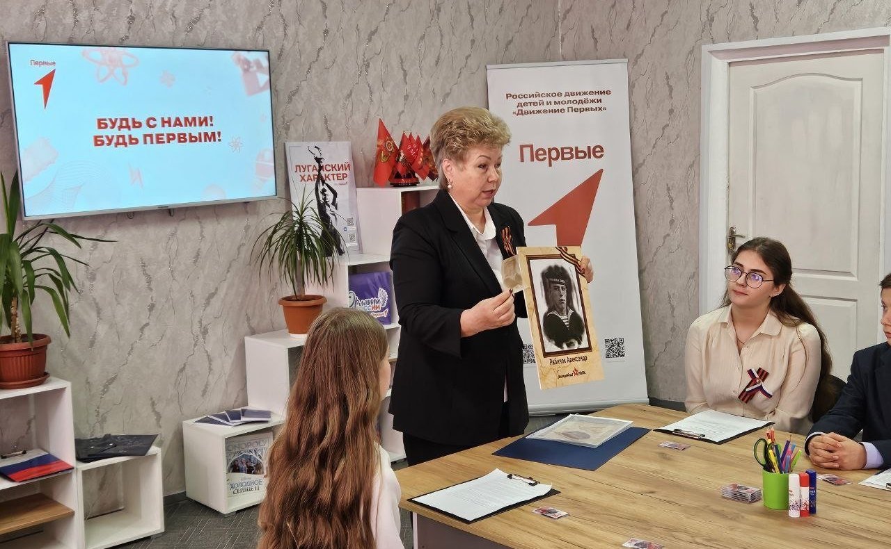 Ольга Бас в ходе поездки в регион посетила среднюю школу № 6 города Алчевска, где состоялось открытие Центра детских инициатив