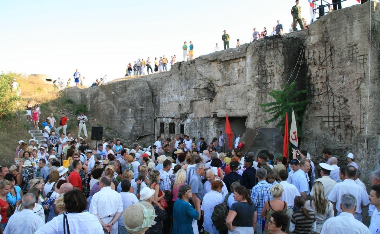 Екатерина Алтабаева вручила Почётную грамоту коллективу Музейного историко-мемориального комплекса «35-я береговая батарея»