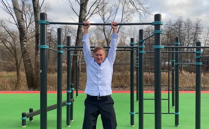 Александр Брыксин проинспектировал в Курске завершение работ по строительству спортплощадки