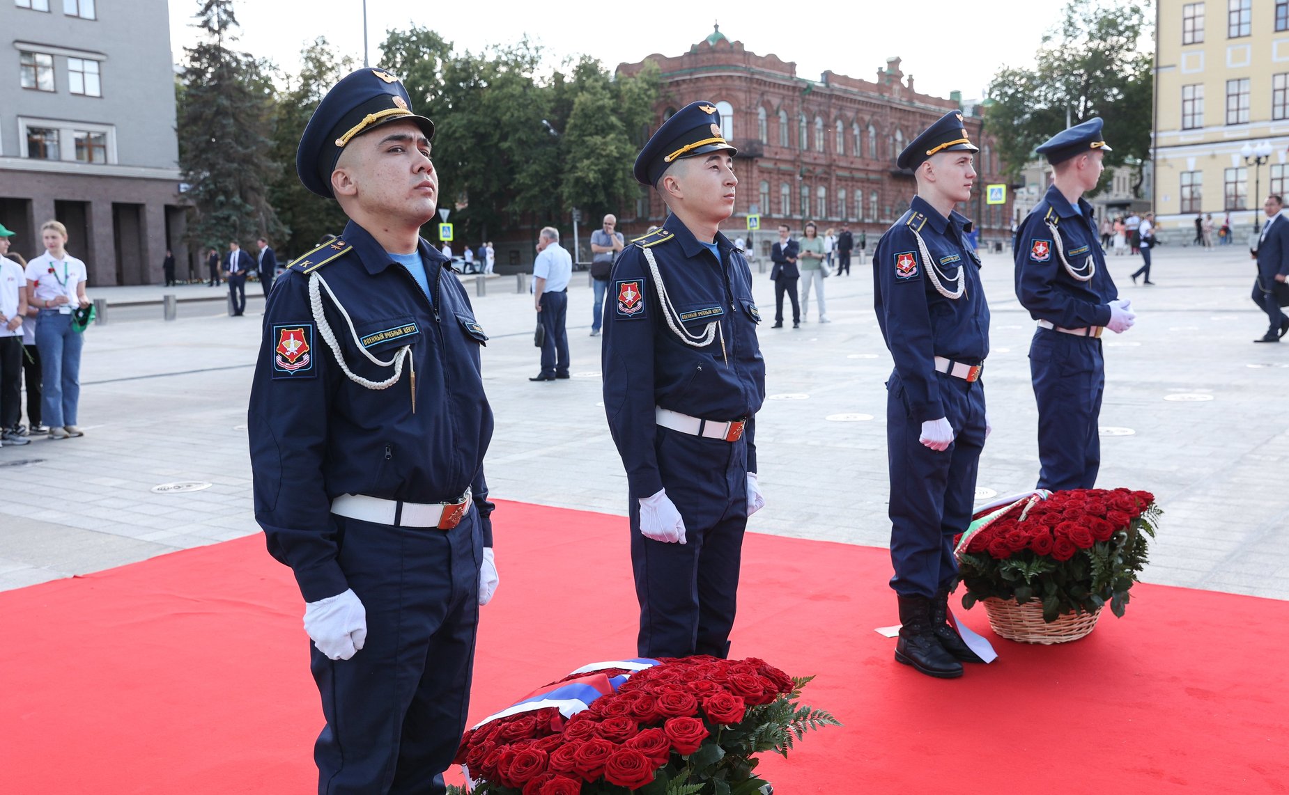 Валентина Матвиенко и Наталья Кочанова вместе с участниками «Поезда Памяти» возложили цветы к памятнику генералу Минигали Шаймуратову и мемориалу павшим в боях за Родину