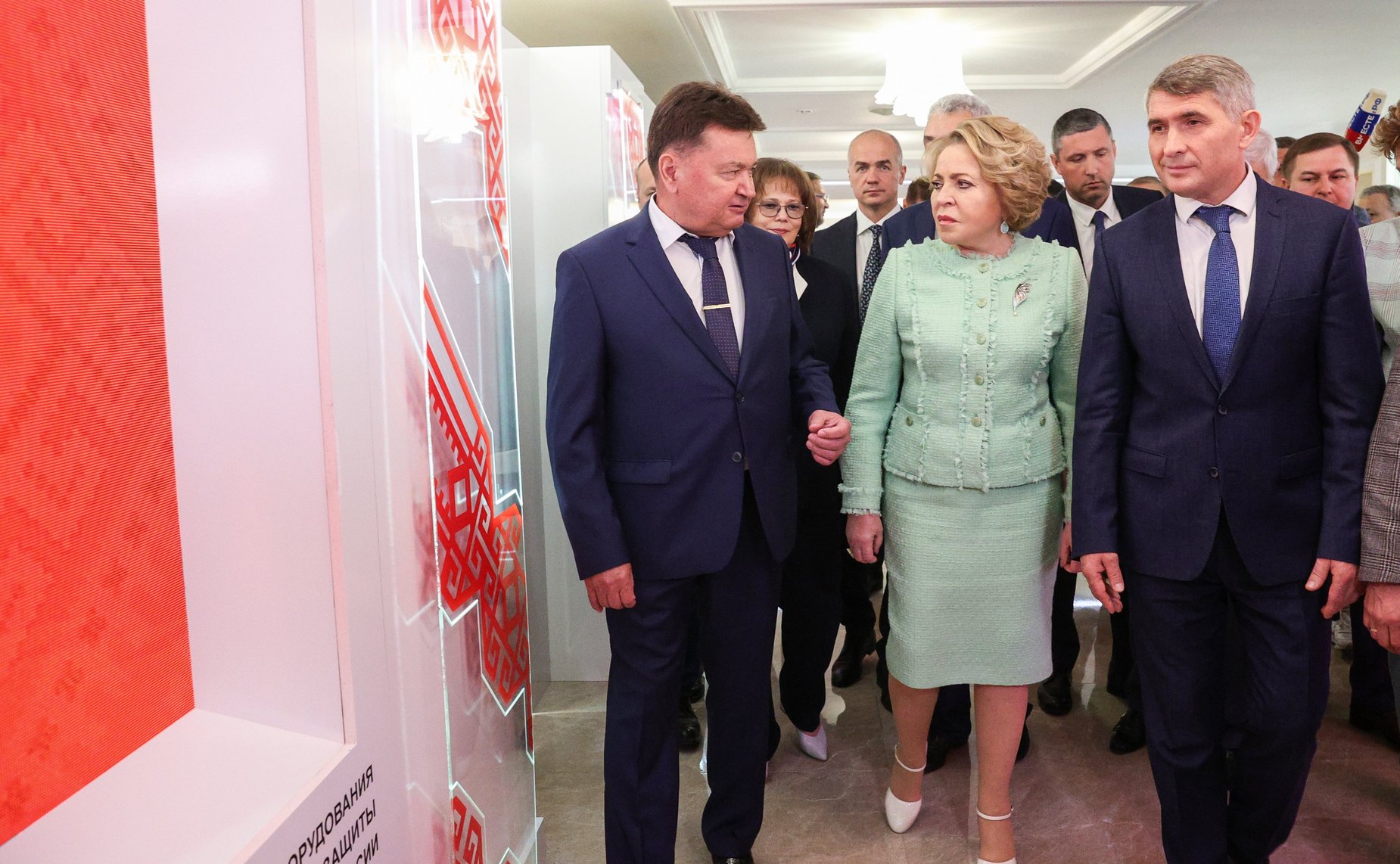 Валентина Матвиенко и Олег Николаев осмотрели выставку, посвященную истории и перспективным направлениям развития Чувашской Республики