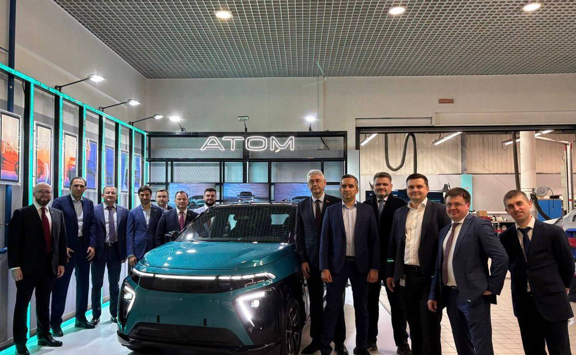 Юрий Федоров провел выездное мероприятие с членами Комитета, в ходе которого они ознакомились с ходом разработки первого российского серийного электромобиля «Атом» в Москве