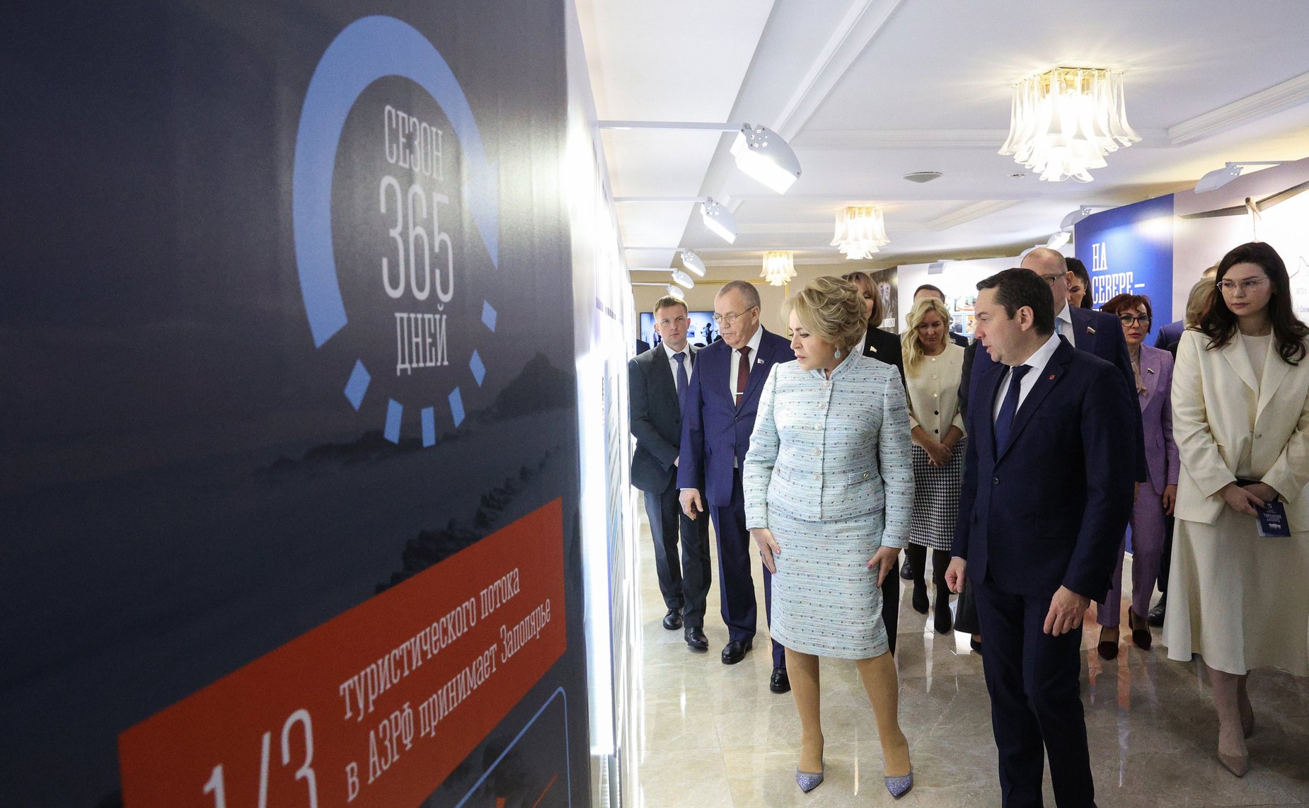 Валентина Матвиенко и Андрей Чибис осмотрели выставку, посвященную перспективным направлениям развития Мурманской области