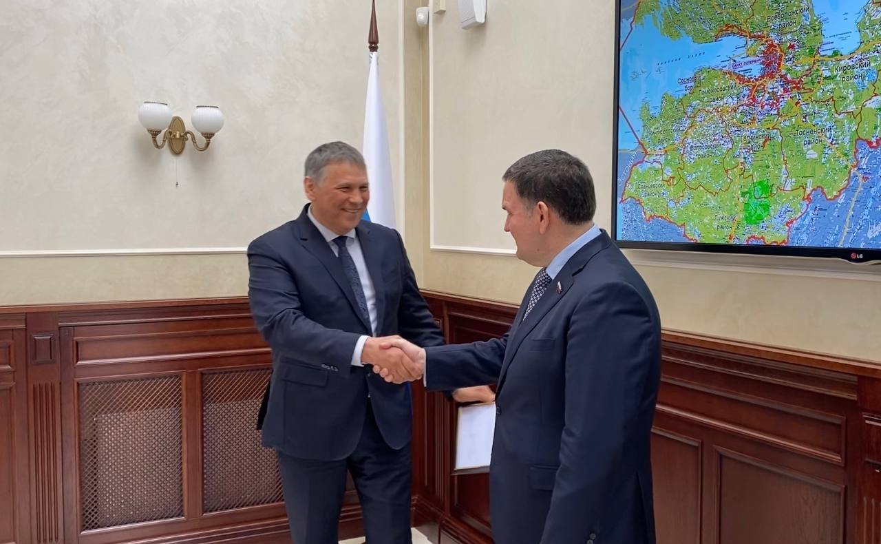 Благодарственное письмо сенатора РФ вручено заместителю главы администрации Выборгского района области Андрею Голобородько
