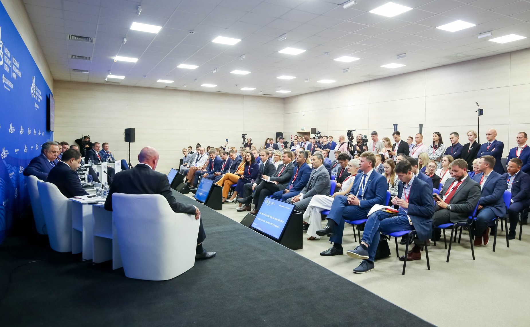 Сессия «Дальний Восток будущего. Строить больше, комфортнее и красивее». Сенаторы принимают участие в VIII Восточном экономическом форуме