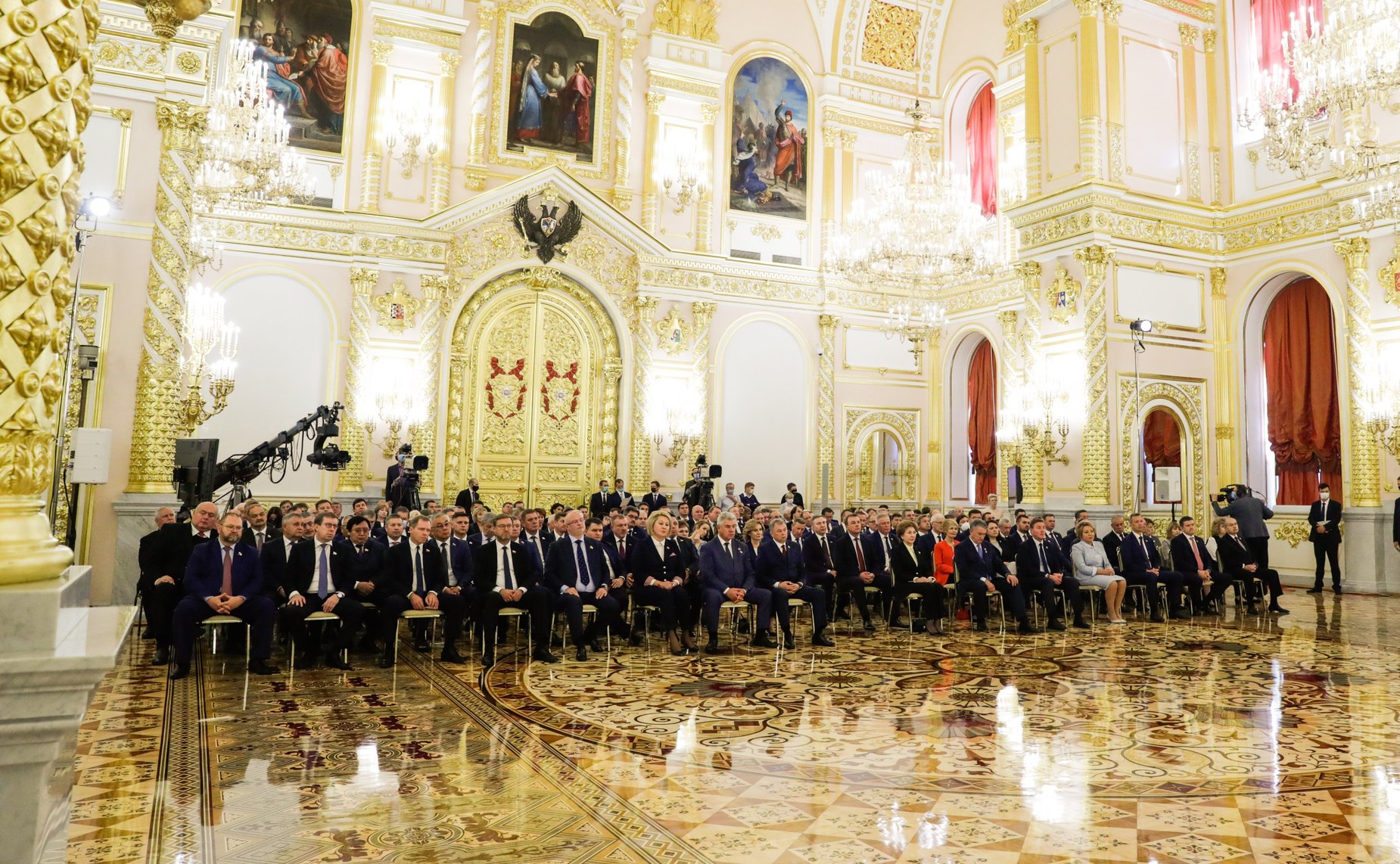 Президент России Владимир Путин провел встречу с сенаторами Российской Федерации