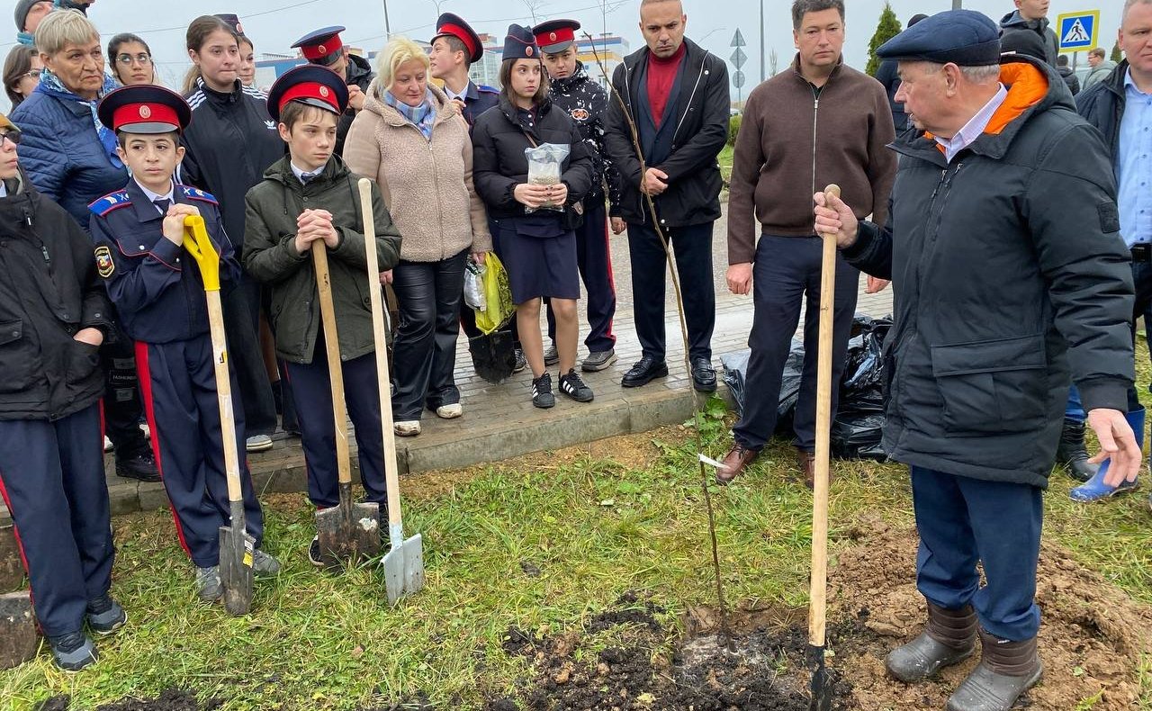 Анатолий Артамонов совершил рабочую поездку в Боровский муниципальный округ, где принял участие в ряде мероприятий