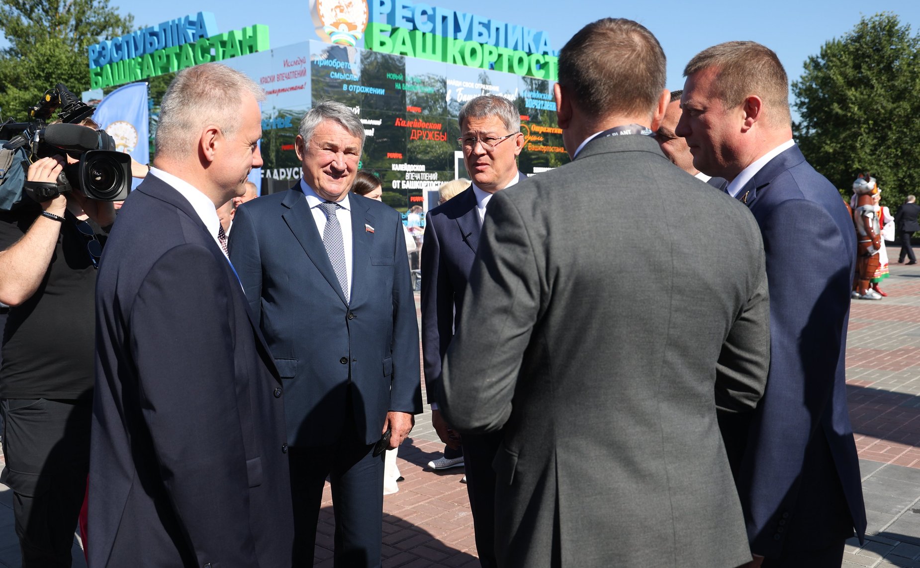 Юрий Воробьёв и заместитель Председателя Совета Республики Сергей Хоменко открыли выставку достижений народного хозяйства в рамках XI Форума регионов Беларуси и России