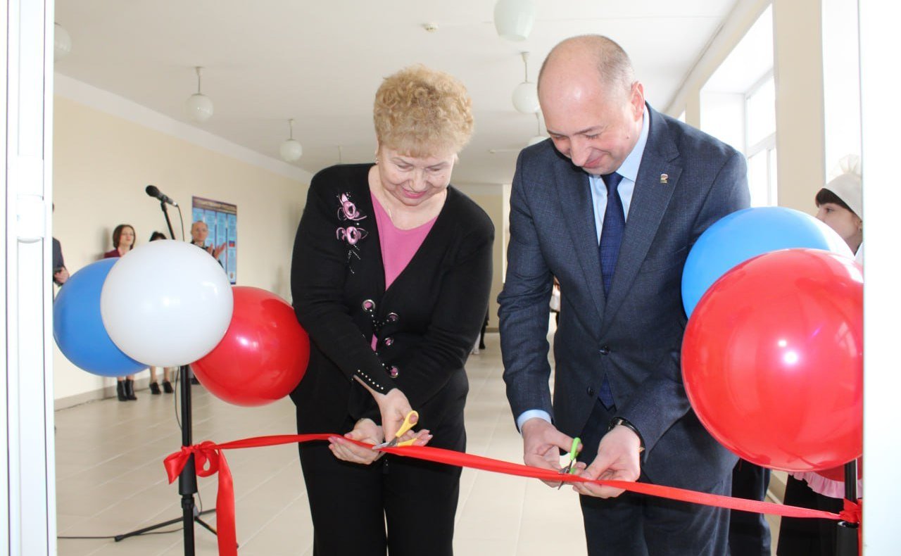 Ольга Бас в ходе поездки в регион проконтролировала работу Трёхизбенской основной школы в Славяносербском районе