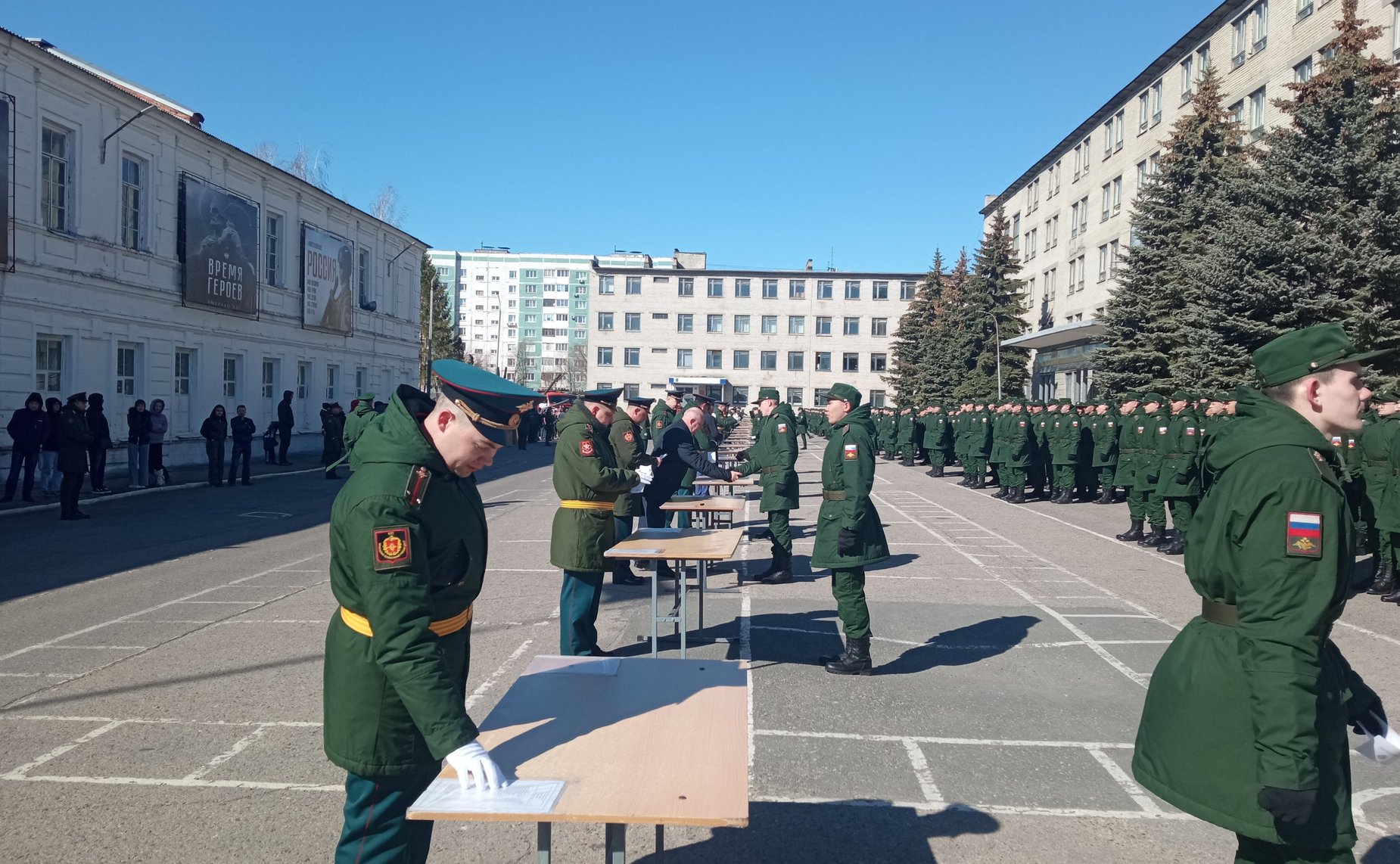 Сергей Рябухин принял участие в церемонии выпуска младших специалистов в Ульяновском учебном центре войск связи