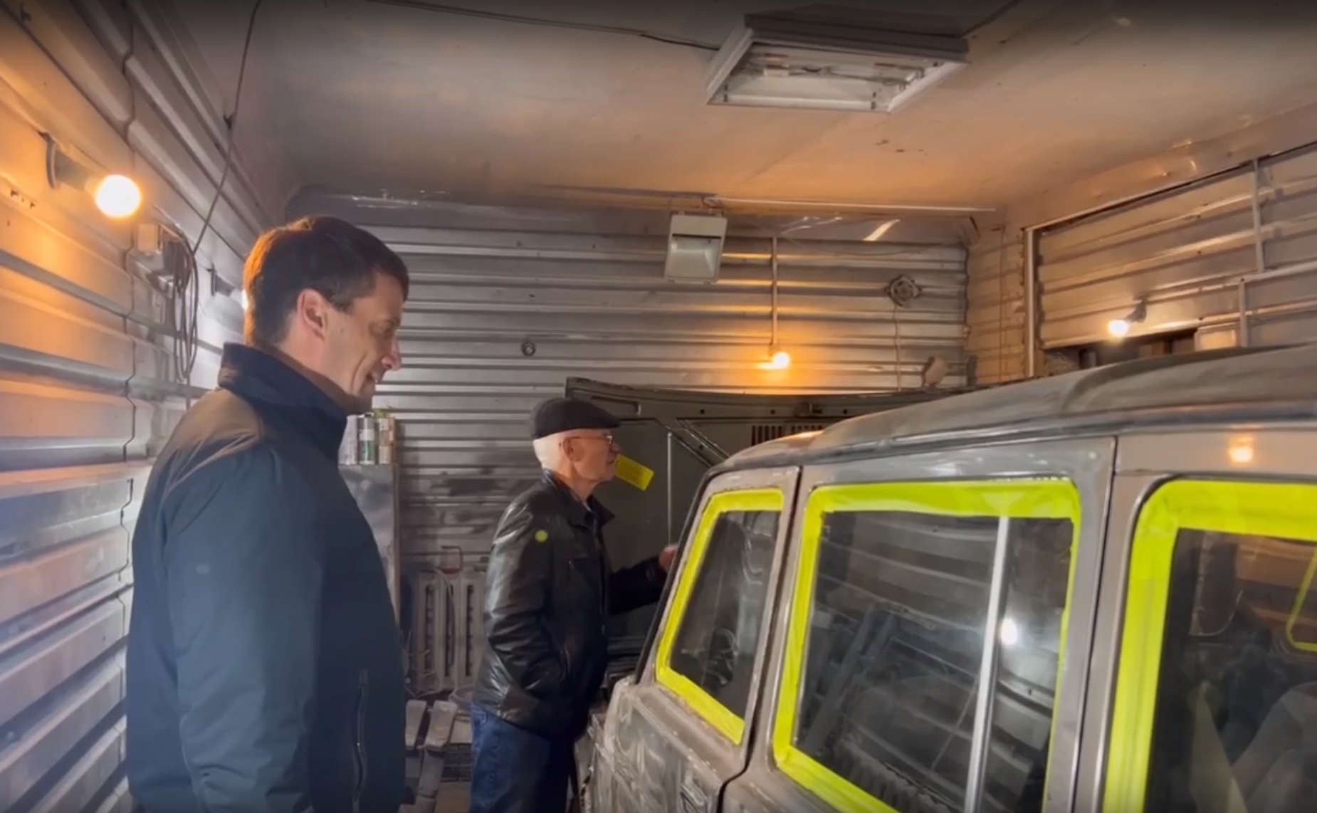 Эдуард Исаков в рамках рабочей поездки в регион посетил строящуюся спортивную площадку в городе Югорске