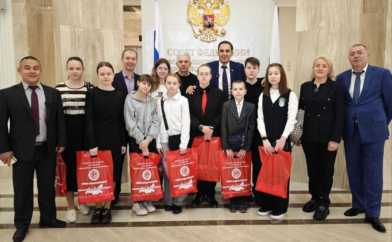 Андрей Хапочкин наградил юных победителей конкурса из Луганской народной республики