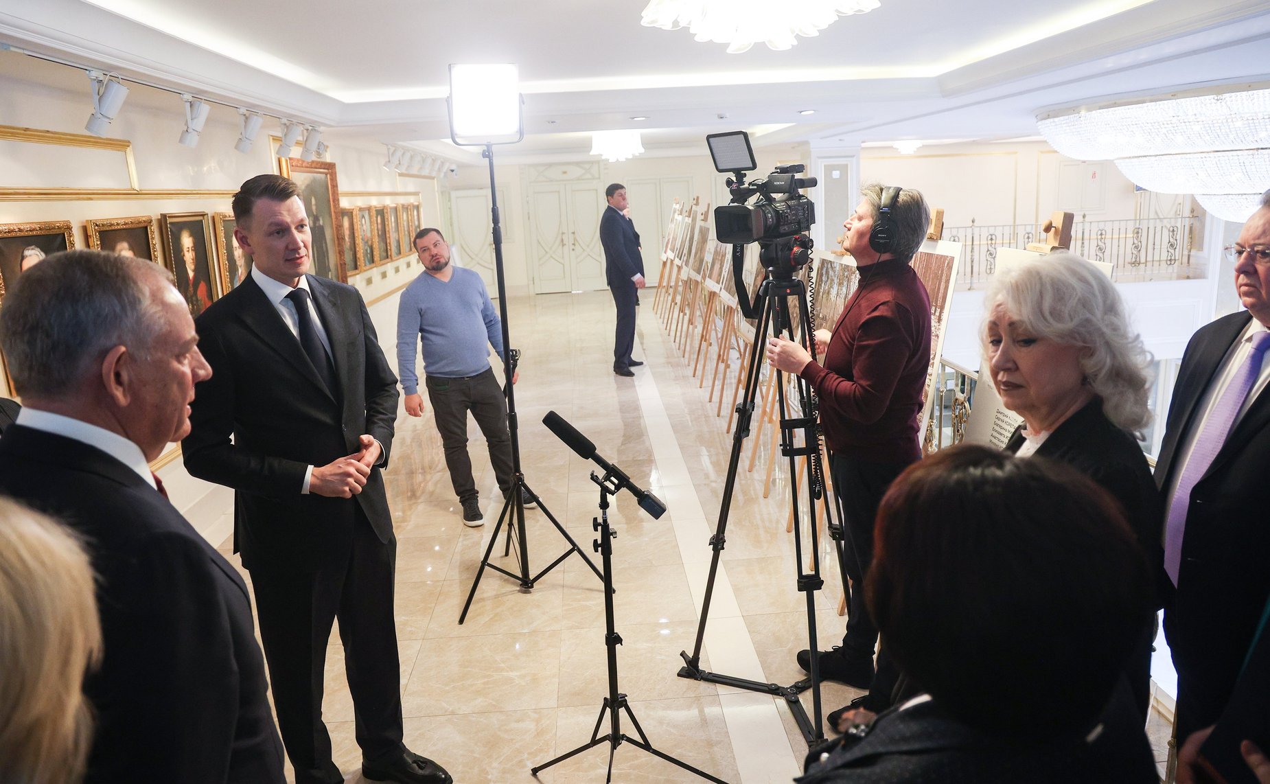 В Совете Федерации открылась фотоэкспозиция «Концертная бригада МГИК. Бойцам СВО»