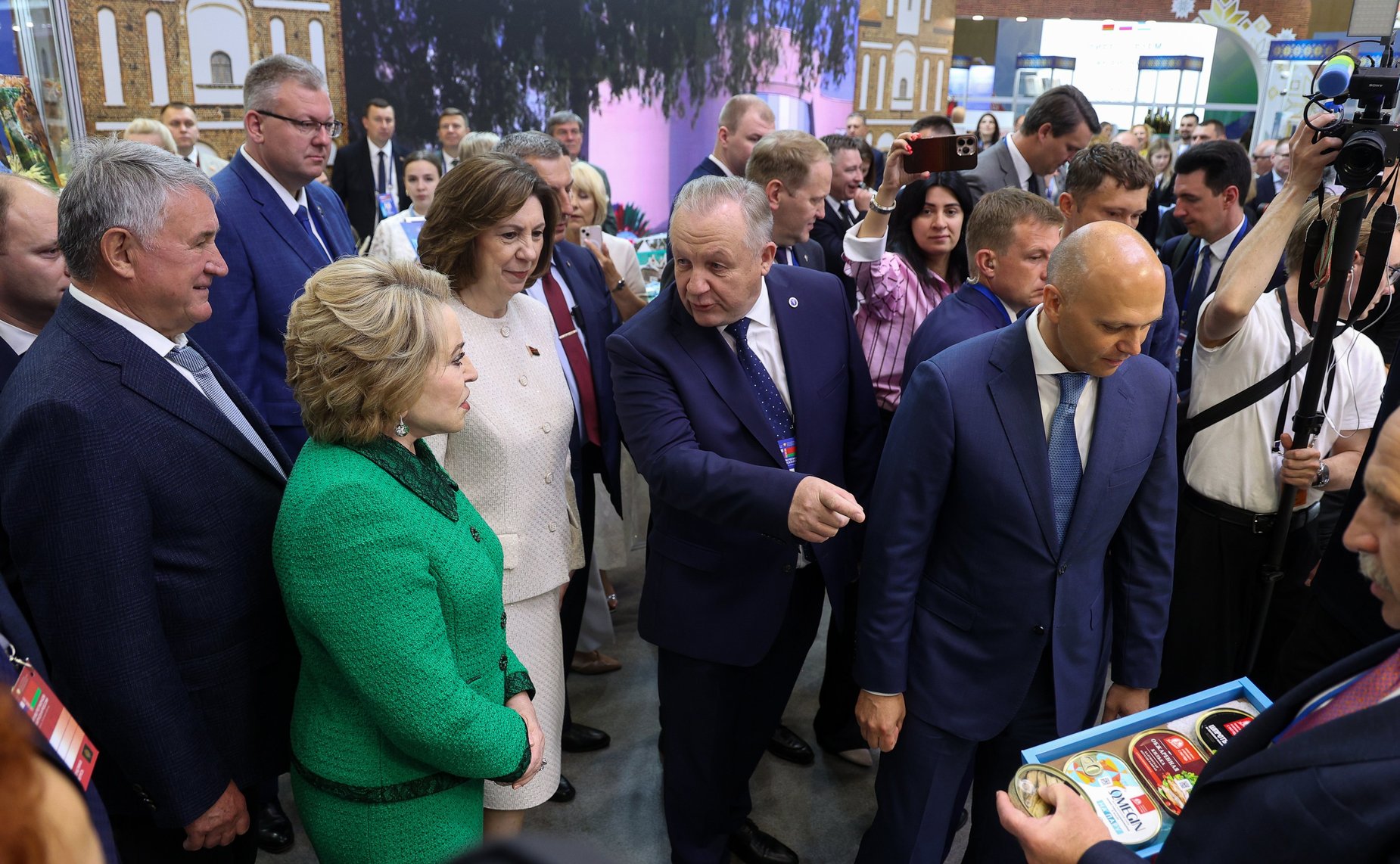 Валентина Матвиенко и Наталья Кочанова ознакомились с экспозицией выставки-ярмарки регионов России и Беларуси