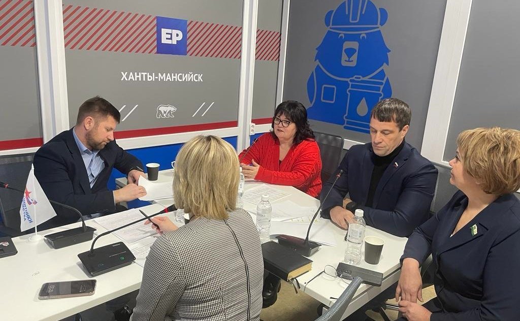 Эдуард Исаков вместе с руководителем регионального отделения фонда «Защитники Отечества» Игорем Илыком встретился в Ханты-Мансийске с представительницами «Женского движения»