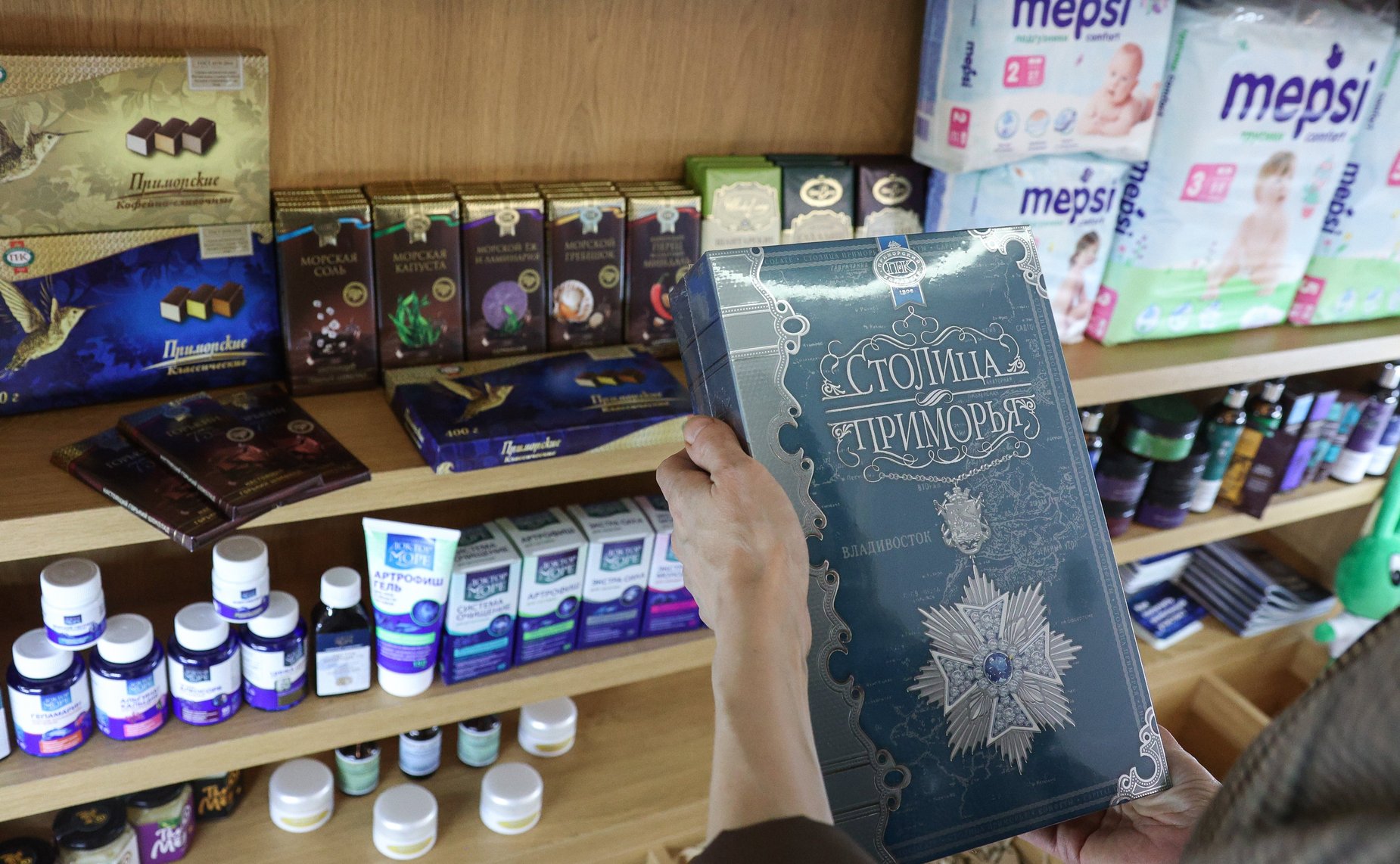 Валентина Матвиенко и Олег Кожемяко осмотрели выставку, посвященную истории и перспективам развития Приморского края