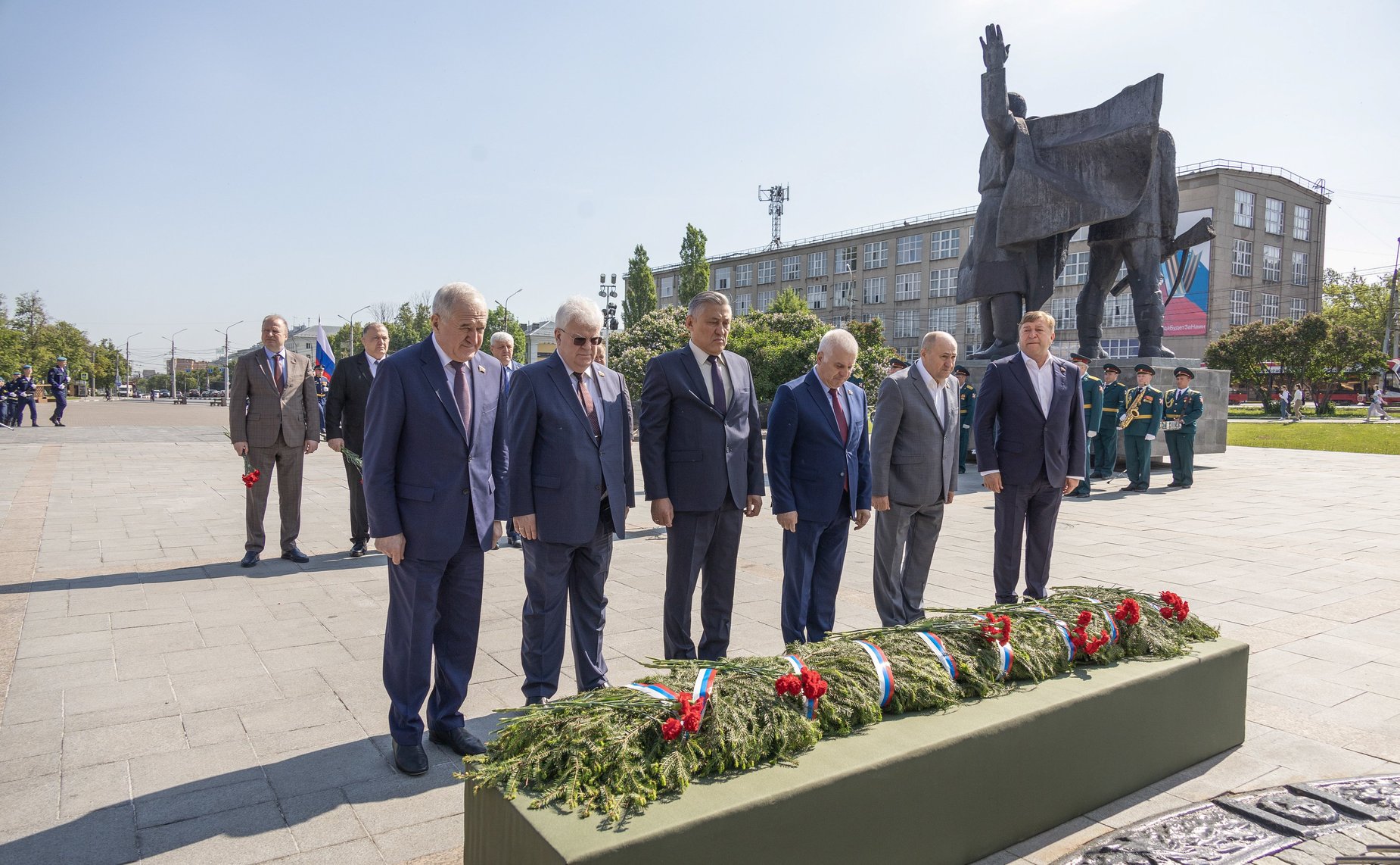Сенаторы РФ приняли участие в возложении венка и цветов на Мемориальном комплексе «Три штыка»