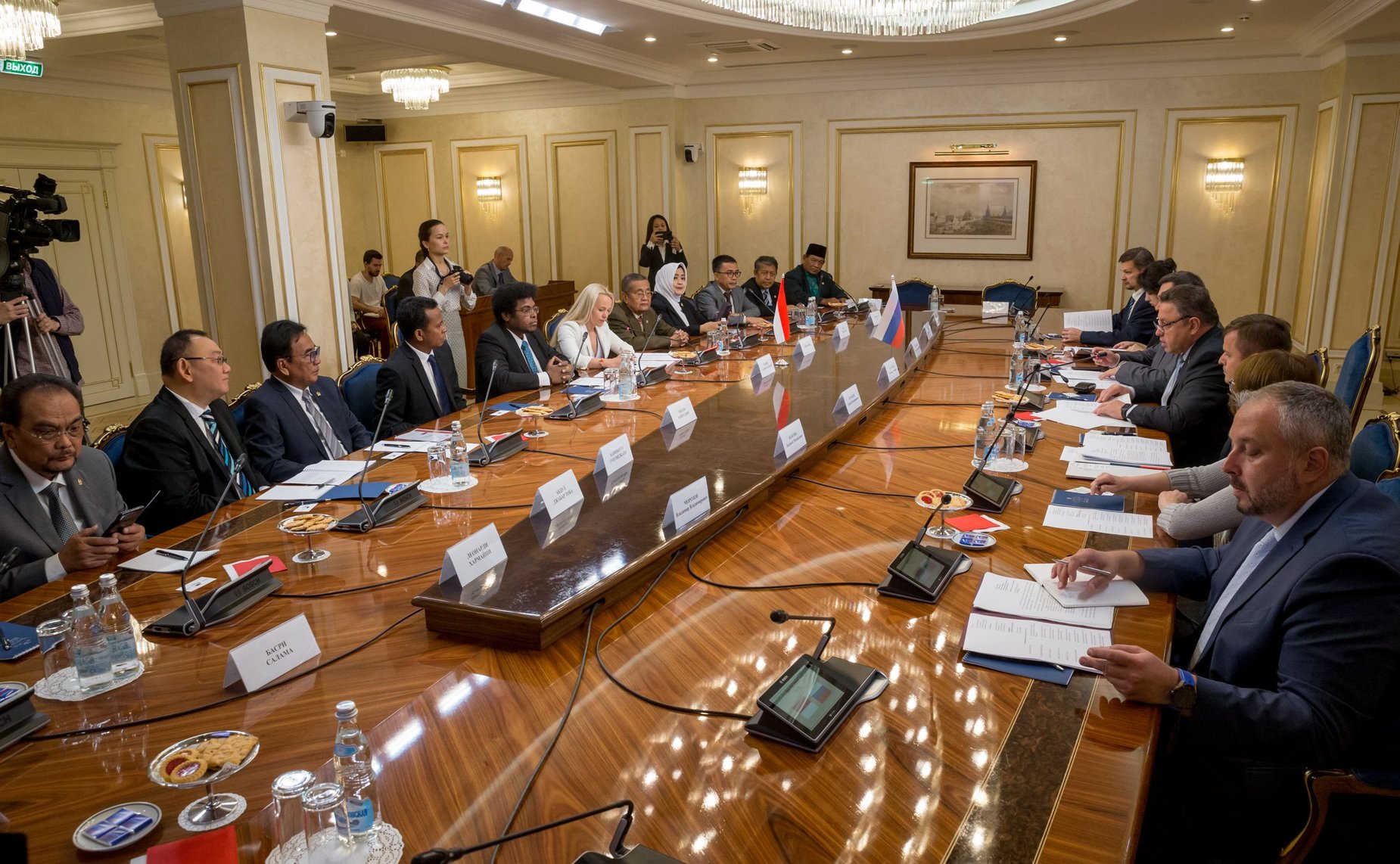 Встреча Вячеслава Тимченко с председателем Почетного собрания Совета представителей регионов Республики Индонезии Мервином Садипуном Комбером