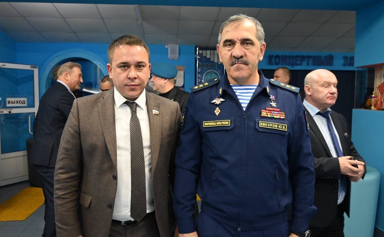 Айрат Гибатдинов принял участие в церемонии вручения Боевых знамен 328-й, 337-й, 345-й, 1180-артиллерийский и 2-й зенитно-ракетный полки 104-й гвардейской десантно-штурмовой дивизии