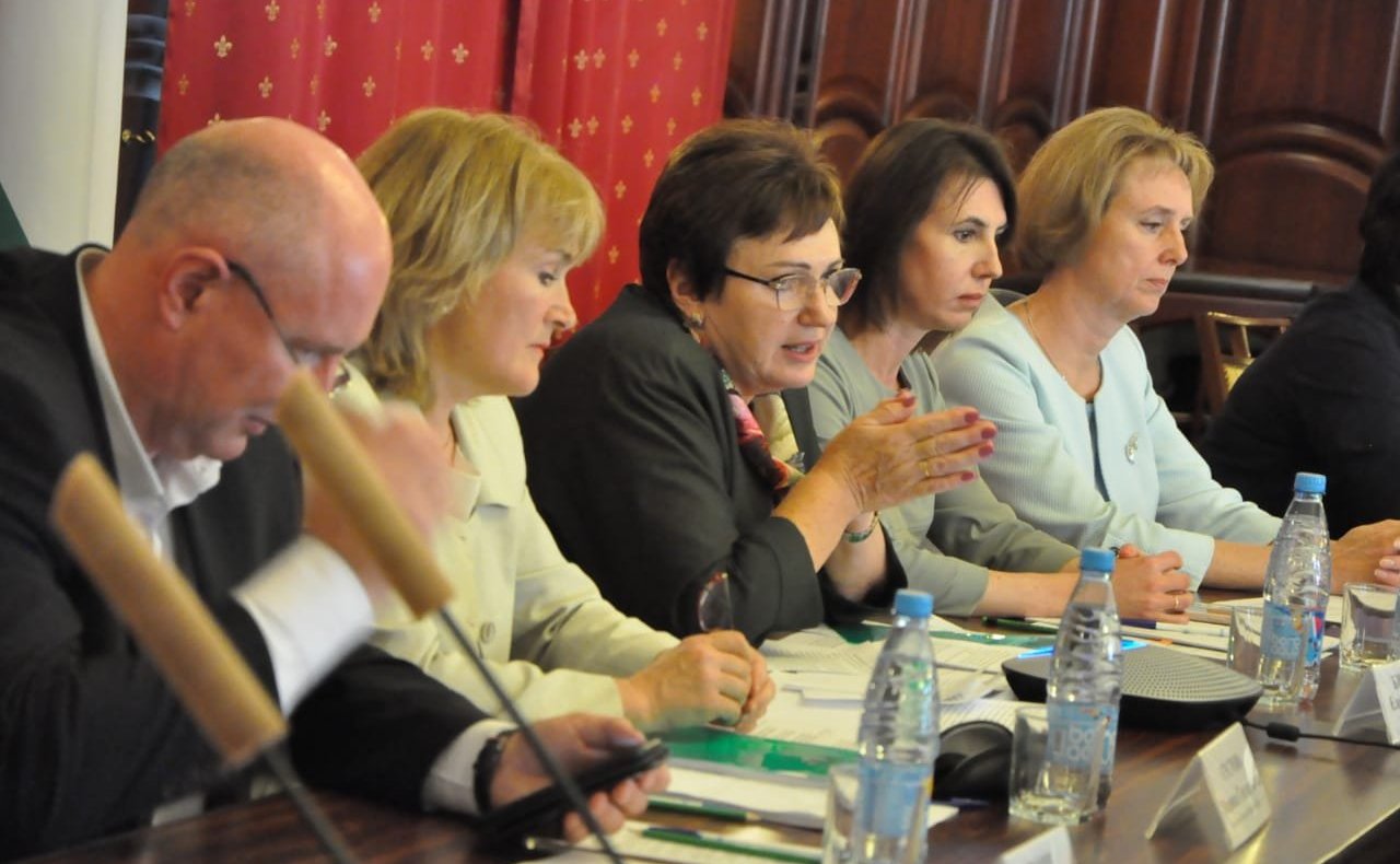Елена Бибикова провела круглый стол о развитии в стране системы долговременного ухода за гражданами пожилого возраста и инвалидами