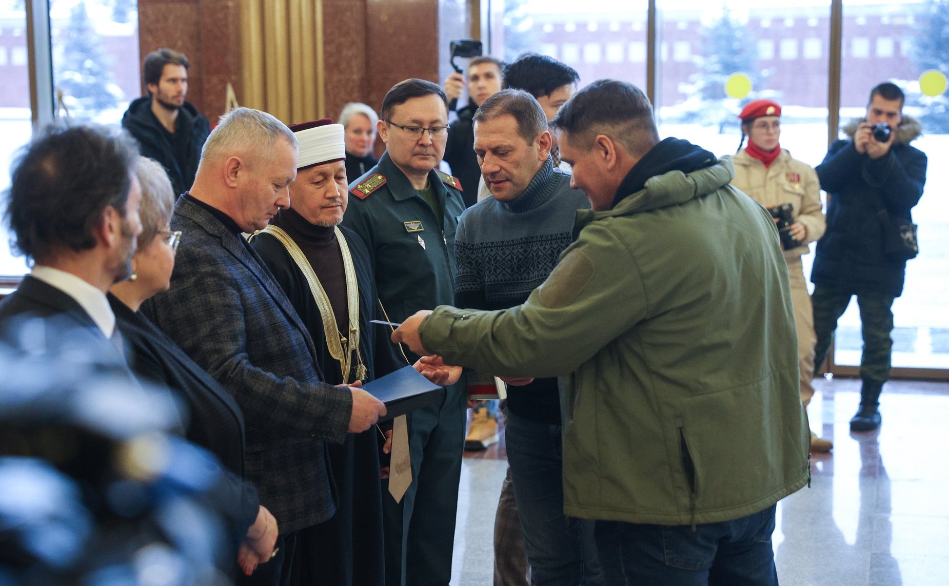 Сенаторы РФ приняли участие в торжественном мероприятии проекта «Связь поколений», посвященном Дню Неизвестного солдата