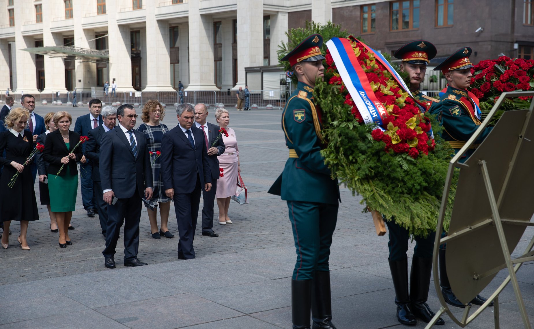 Возложение цветов к памятнику Г. Жукову