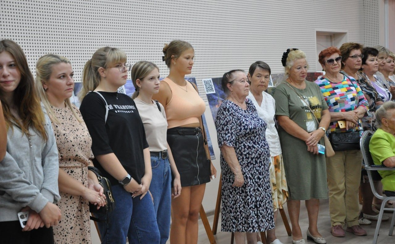 Елена Писарева в ходе поездки в регион приняла участие в открытии выставки детского рисунка, посвящённой «Дороге жизни»