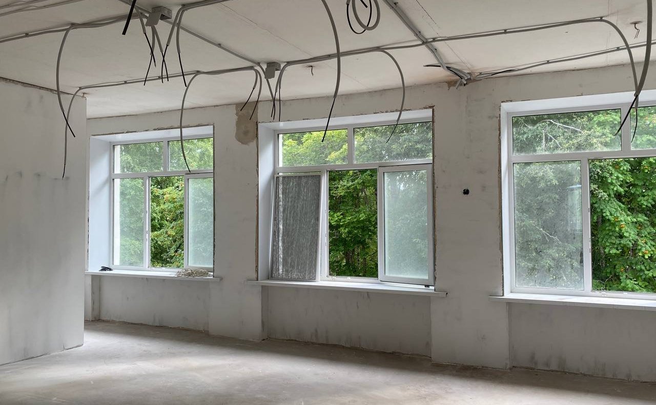 Елена Бибикова проинспектировала ход строительства и ремонта объектов здравоохранения и образования в муниципалитетах Псковской области