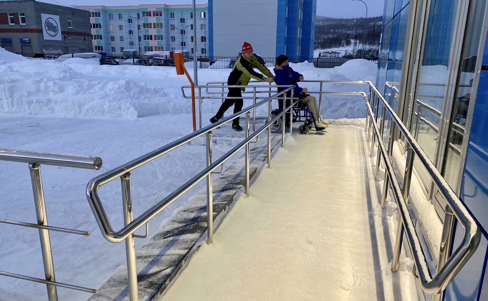 Татьяна Сахарова в ходе рабочей поездки в регион посетила физкультурно-оздоровительный комплекс (ФОК) с бассейном в городе Коле