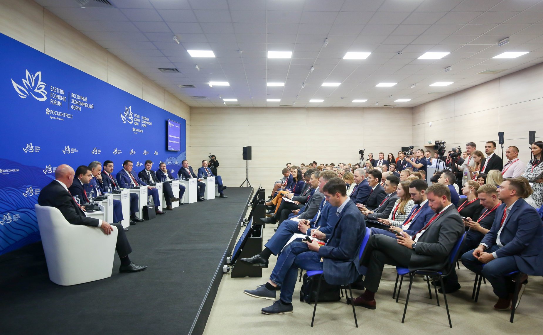 Сессия «Дальний Восток будущего. Строить больше, комфортнее и красивее». Сенаторы принимают участие в VIII Восточном экономическом форуме
