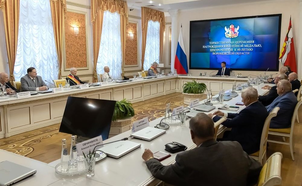 В числе почетных граждан региона сенатор Сергей Лукин награжден медалью «90 лет Воронежской области»