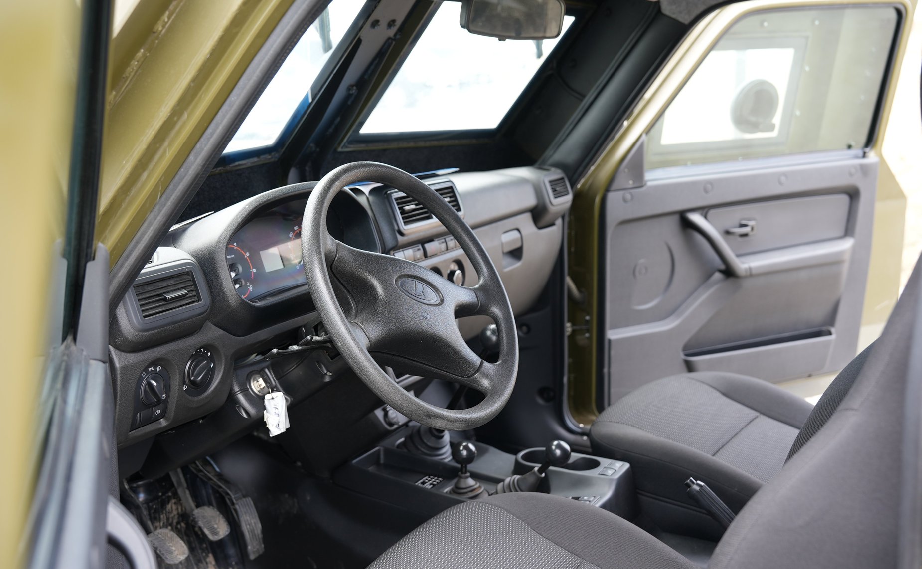 Александр Вайнберг вручил бронированный автомобиль и военное снаряжение главе ДНР Денису Пушилину