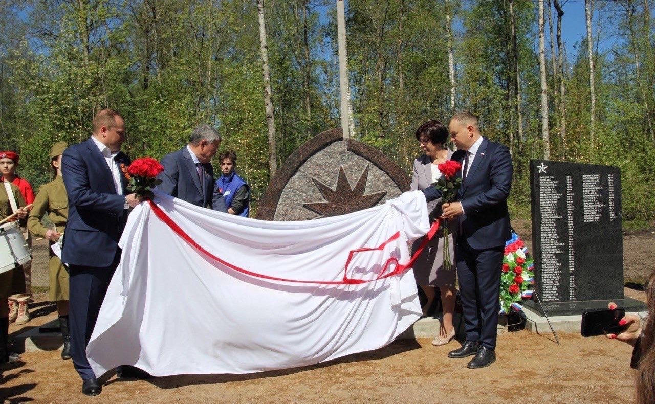 Сенаторы и участники заседания Дискуссионного клуба молодежных парламентов Ленинградской и Вологодской областей возложили цветы к мемориалу воинов, погибших в 1943 году при освобождении Ленинграда