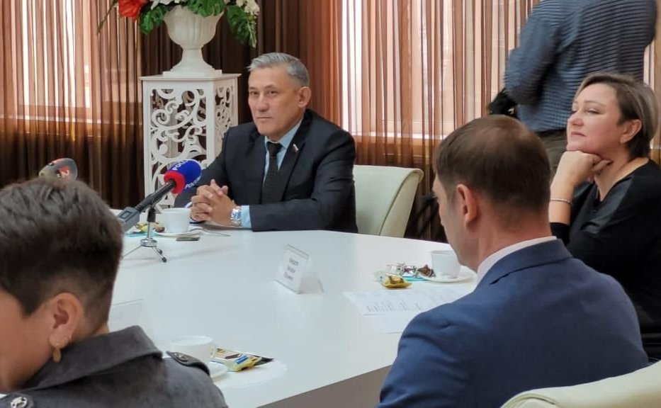 Юрий Валяев в многофункциональном центре региона принял участие в мероприятии, посвященном предстоящему Дню матери – «Мама – это жизнь»