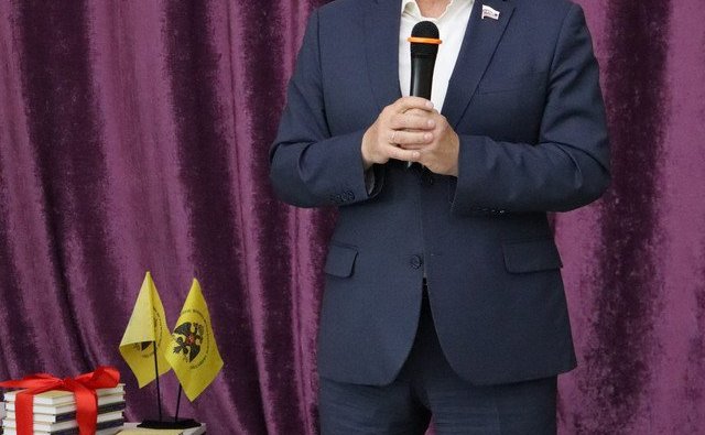 Сергей Михайлов презентовал переизданные книги забайкальского писателя С. Зарубина библиотечному фонду края