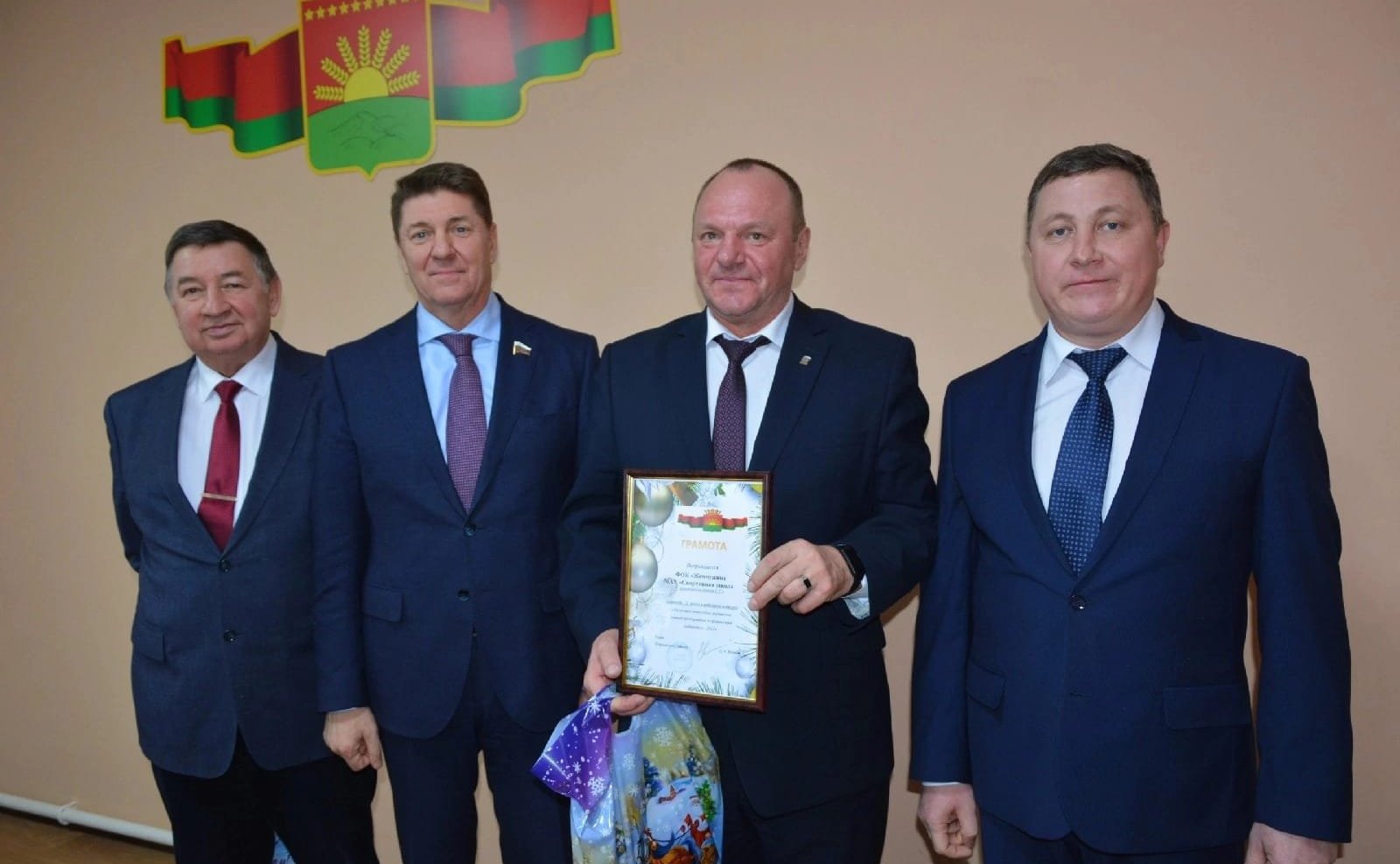 Андрей Шевченко осмотрел открытую после ремонта среднюю общеобразовательную школу села Путятино и вручил благодарственные письма педагогам