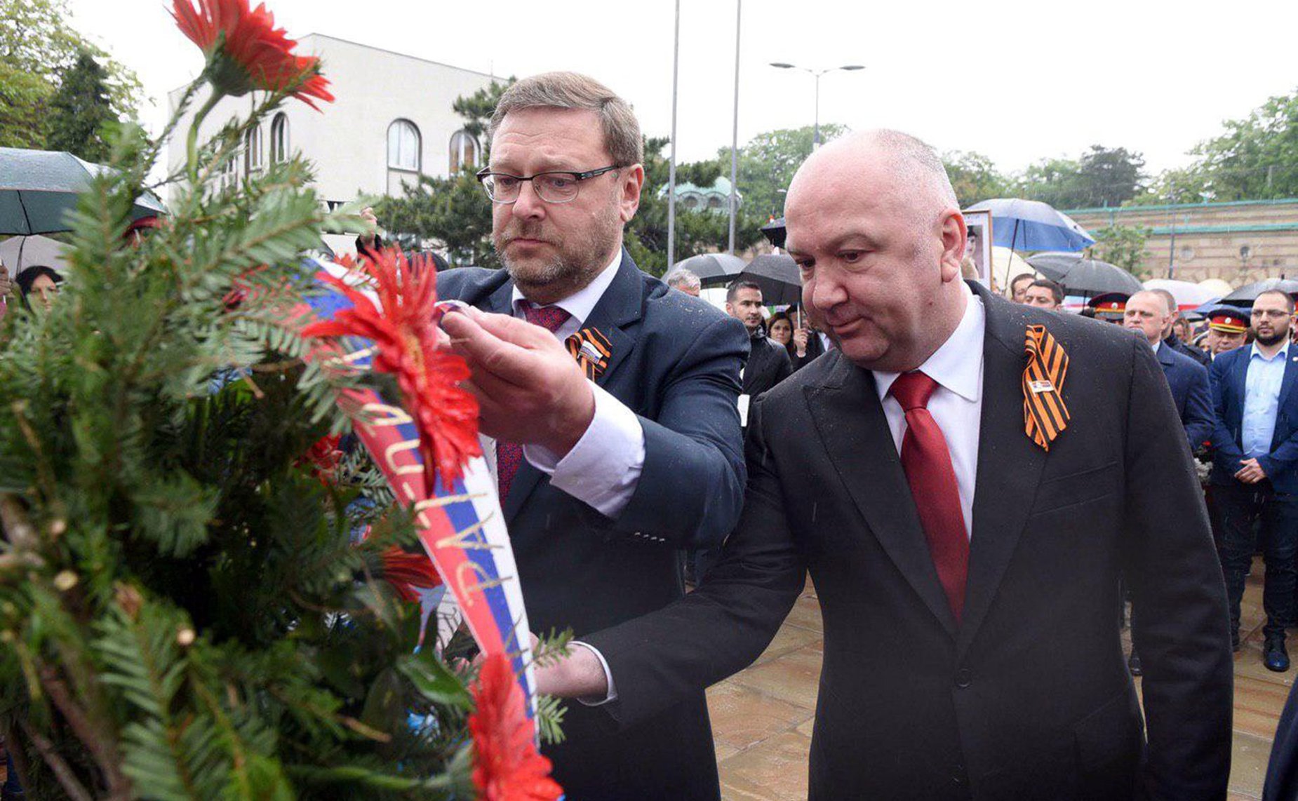 Члены делегации возложили цветы к мемориалу Освободителям Белграда и памятнику советским воинам