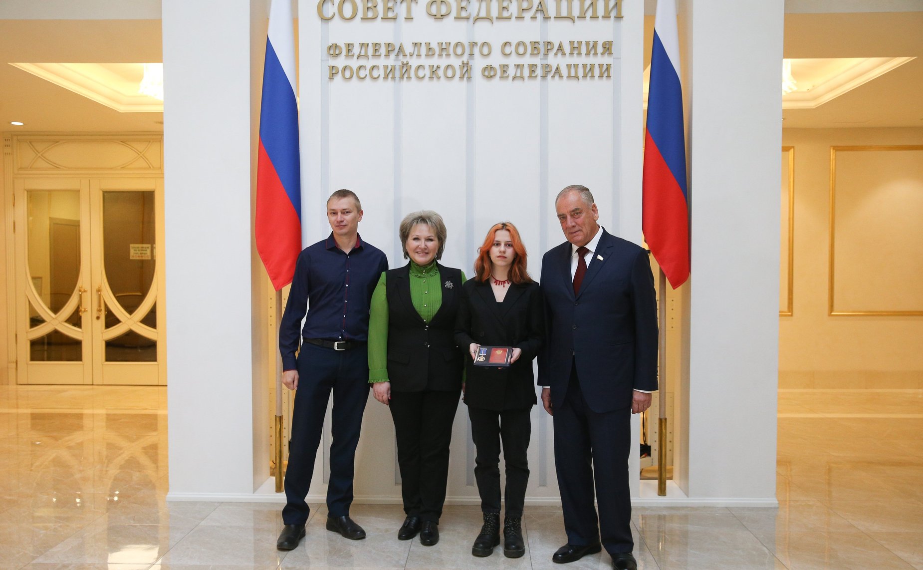 Сенаторы вручили Алине Журавлевой из Новгородской области медаль «За проявленное мужество»