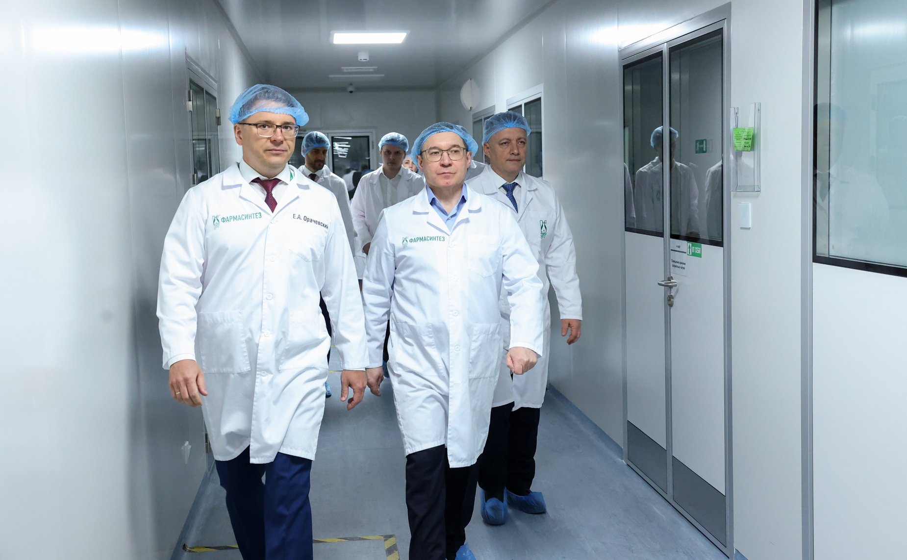 Первый заместитель Председателя Совета Федерации Владимир Якушев в ходе рабочей поездки в Иркутскую область посетил одно из самых больших фармпредприятий в России